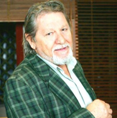 Papaiani joacă în 